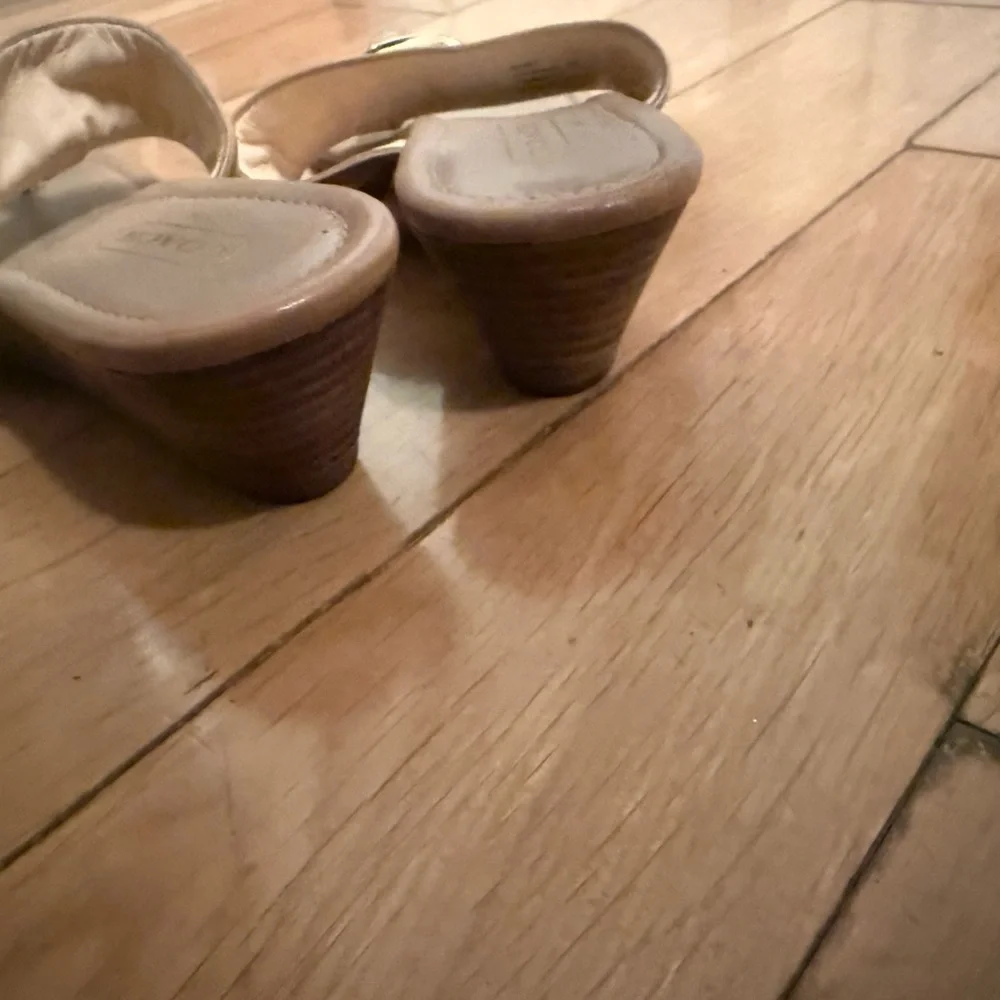 Coach Women's Tan Sandals used very good condition - Picture 5 of 6